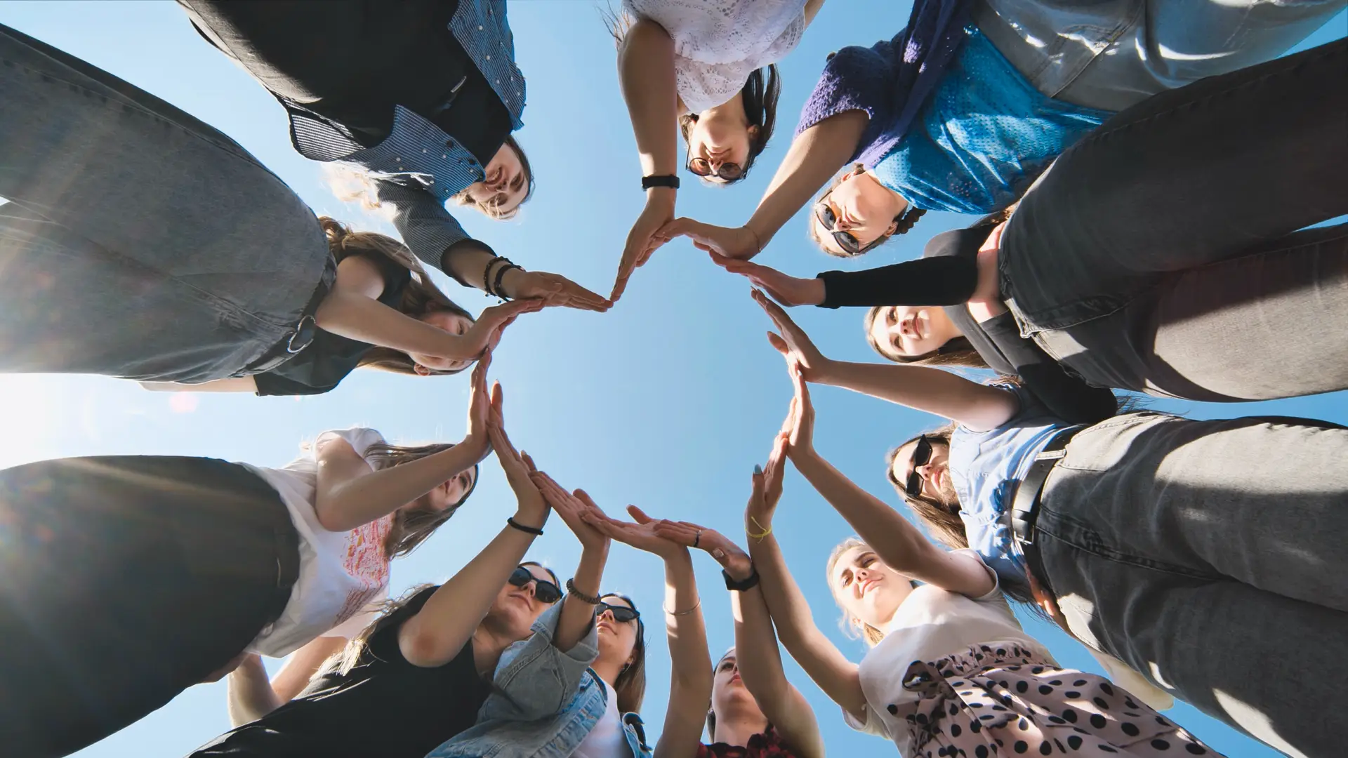 Groupe formant un grand coeur en joignant leurs mains